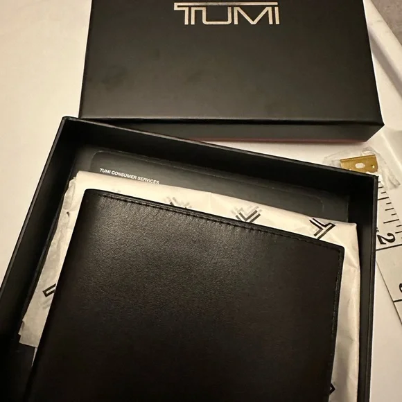 TUMI - Picture 6 of 8